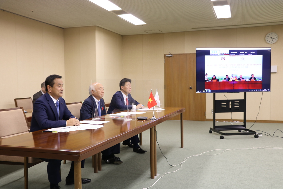 オンライン会談する村岡知事の写真