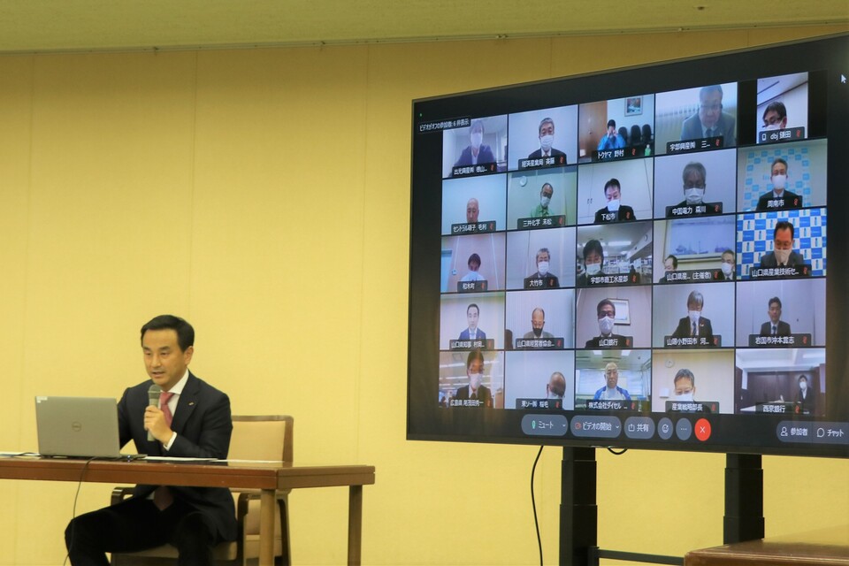 会議での村岡知事の写真