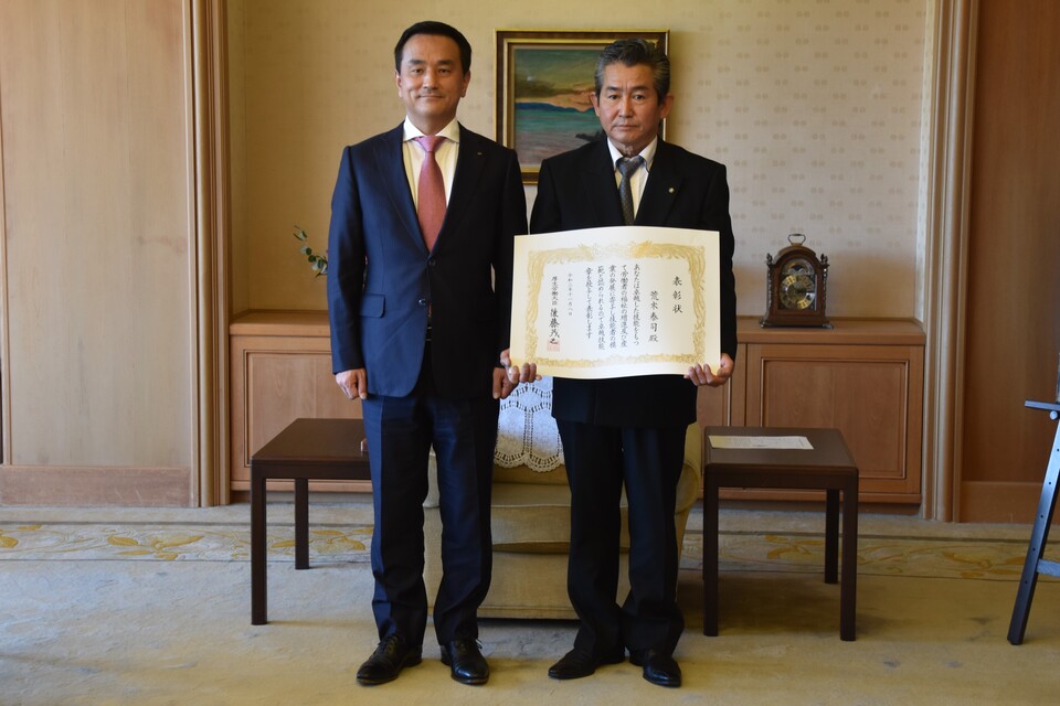 記念撮影する村岡知事の写真