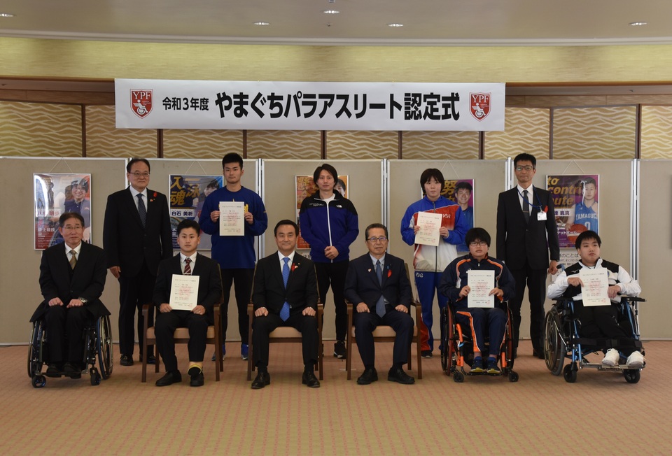 記念撮影する村岡知事の写真