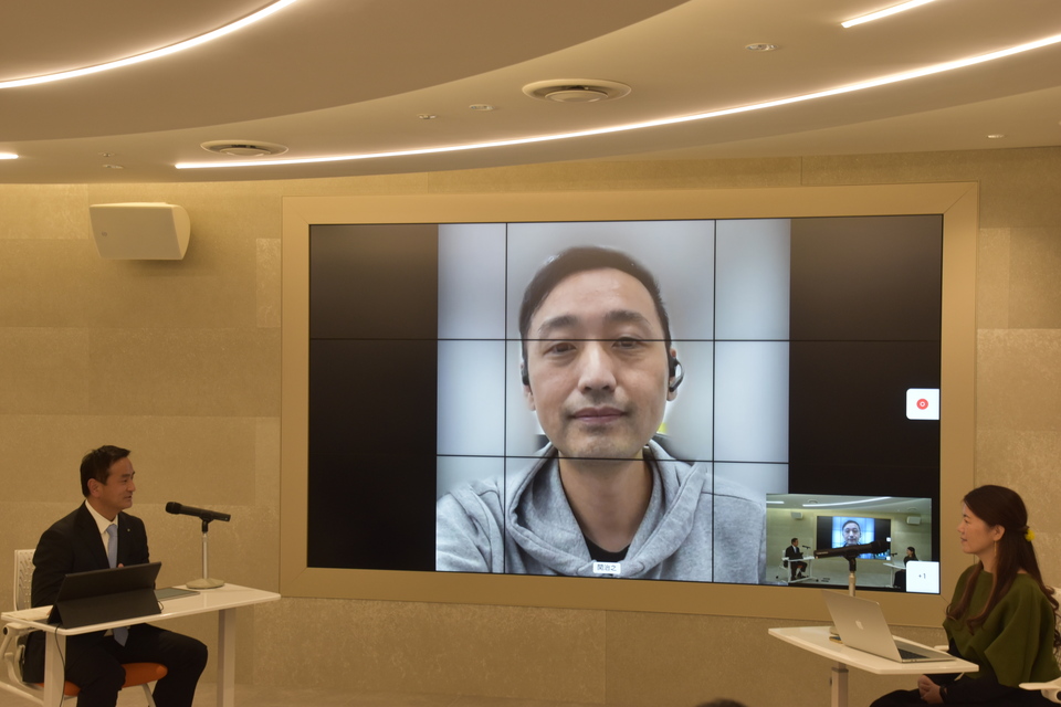 座談会に出席する村岡知事の写真