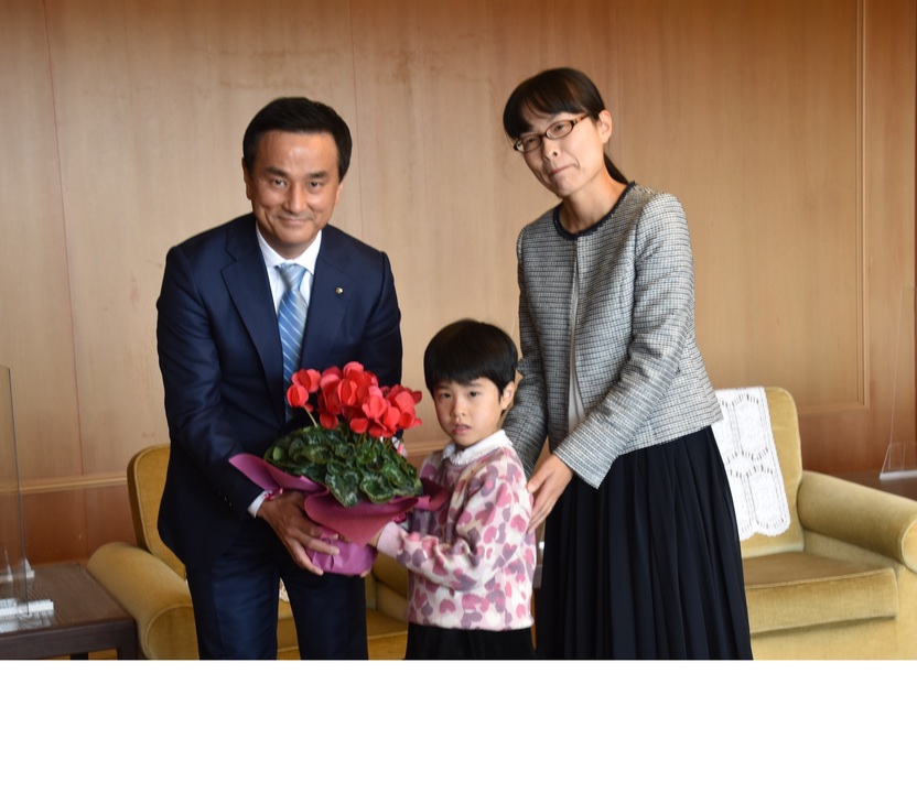 シクラメンを受け取る村岡知事の写真