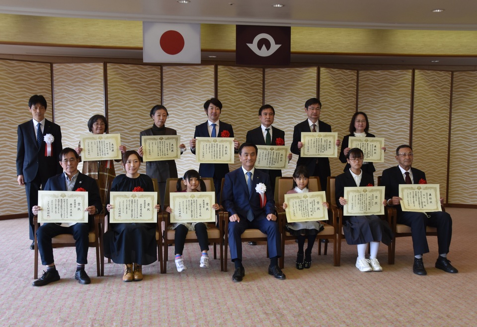 記念撮影をする村岡知事の写真