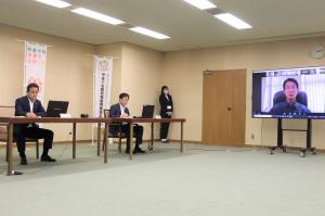 ウェブ会議システムにより要請する村岡知事の写真