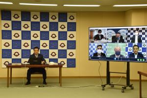 本部会議に出席する村岡知事の写真