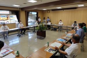 ご意見をお聴きする村岡知事の写真