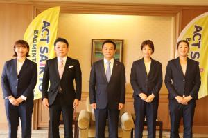 記念撮影する村岡知事の写真