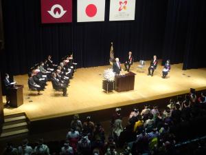 山口県立大学・山口県立大学大学院学位記授与式にて挨拶する柳居議長