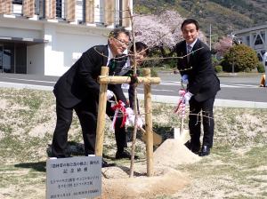 記念撮影する村岡知事の写真