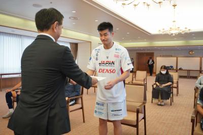 認定証授与（門脇選手）