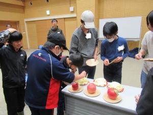 りんごの食べ比べ