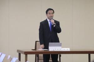 会議に出席する村岡知事の写真