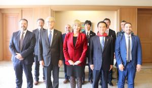 記念撮影をする村岡知事の写真