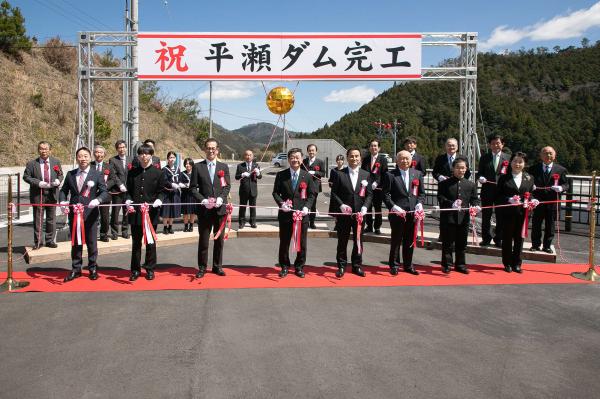 テープカットする村岡知事の写真