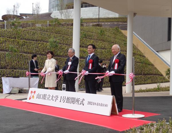 テープカットする村岡知事の写真