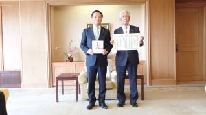 記念撮影を行う村岡知事の写真