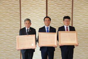記念撮影を行う村岡知事の写真