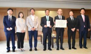 記念撮影をする村岡知事の写真