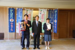 記念撮影する村岡知事の写真