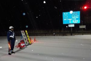 山口県警の部隊が石川県七尾市において交通整理を行っている写真です。