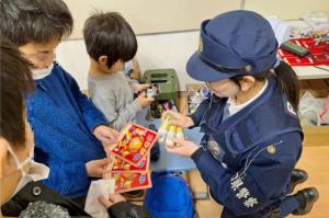 山口県警の部隊が石川県能登町の避難所へ立ち寄った際の写真です。