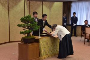 勲記を伝達する村岡知事の写真
