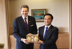 記念品を交換する村岡知事
