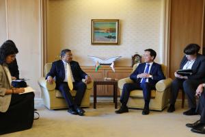 シビ・ジョージ駐日インド共和国特命全権大使と歓談する村岡知事の写真