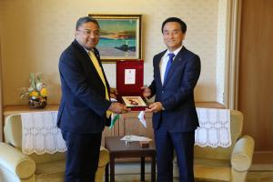 シビ・ジョージ駐日インド共和国特命全権大使から記念品を受領する村岡知事の写真