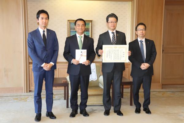 記念撮影する村岡知事の写真