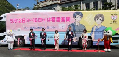 テープカットをする村岡知事