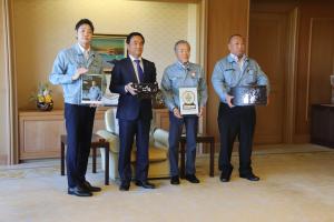 集合写真をとる村岡知事の写真