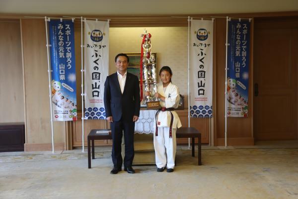 記念撮影をする村岡知事の写真