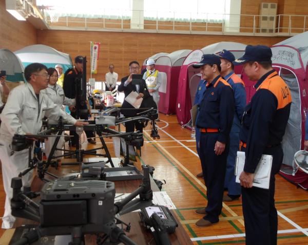 説明を受ける村岡知事の写真
