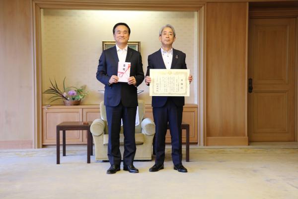記念撮影をする村岡知事の写真