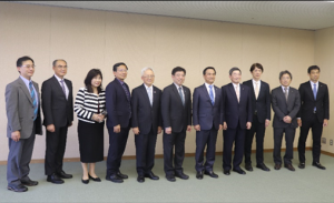 記念撮影する村岡知事の写真