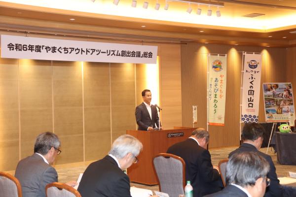あいさつする村岡知事の写真