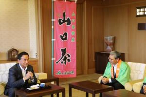 山口茶を使った新商品の説明を受ける村岡知事