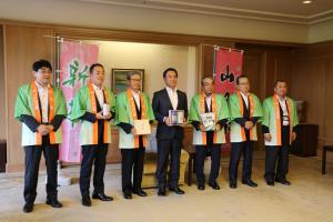 記念撮影をする村岡知事の写真