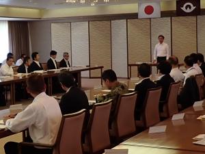 あいさつする村岡知事の写真