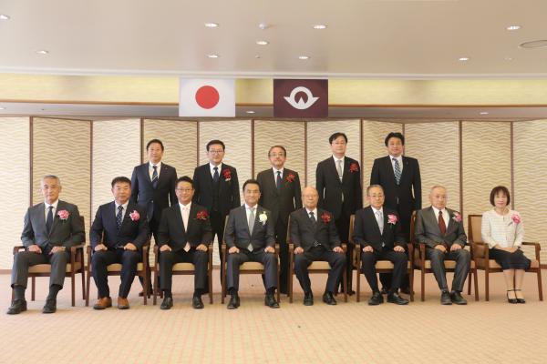 記念撮影する村岡知事の写真