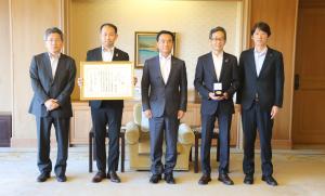 記念撮影をする村岡知事