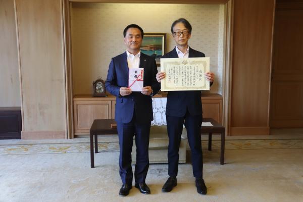 記念撮影をする村岡知事の写真