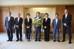 記念撮影をする村岡知事の写真