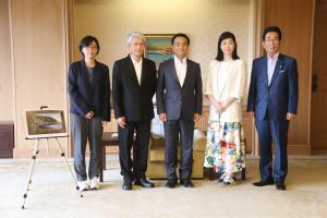 記念撮影をする村岡知事