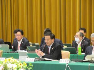 会議で発言する村岡知事の写真