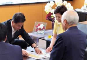 要望を行う村岡知事の写真