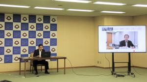 本部会議に出席する村岡知事の写真
