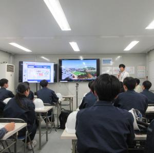 山口市新本庁舎棟新築工事について説明を受ける下関工科高校の生徒