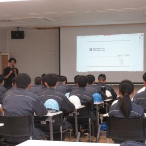 湯田温泉パーク新築工事について説明を受ける岩国工業高校の生徒